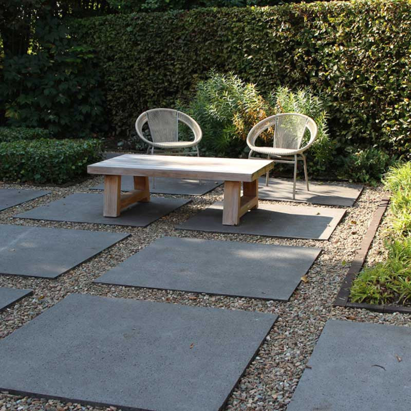 Split aangelegd als verharding in een tuin
